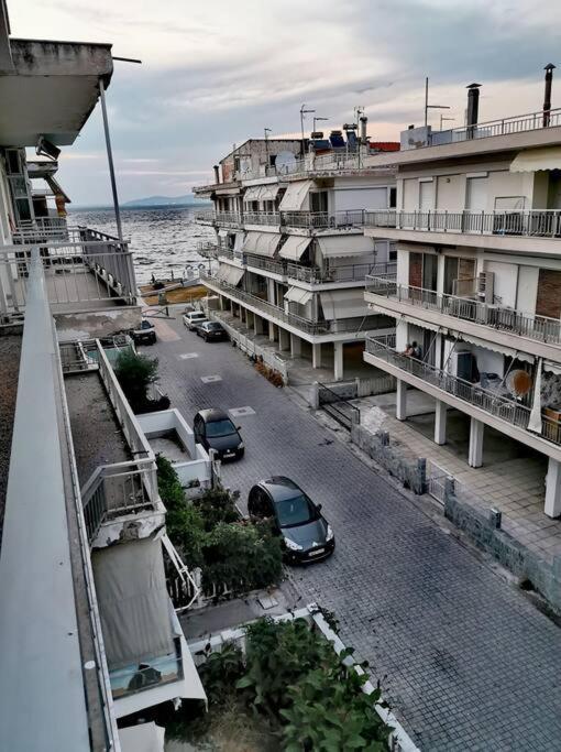 With 3 Just 1 Min From The And Free Public Parking Apartment