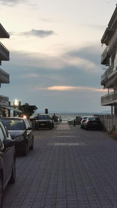 With 3 Just 1 Min From The And Free Public Parking Apartment