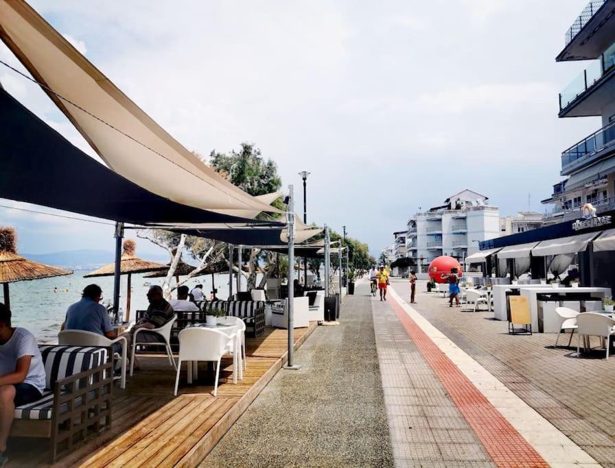 With 3 Just 1 Min From The And Free Public Parking Apartment *